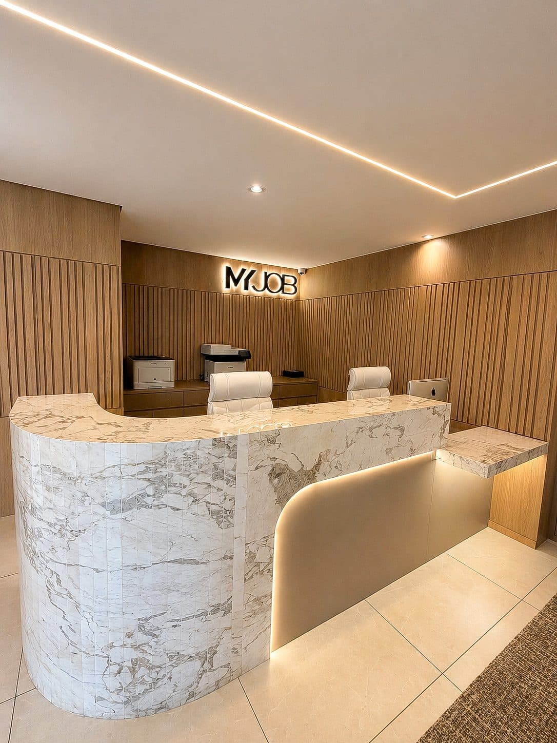 MYJOB Executive: balcão de recepção em mármore branco, curvo, com o letreiro MYJOB