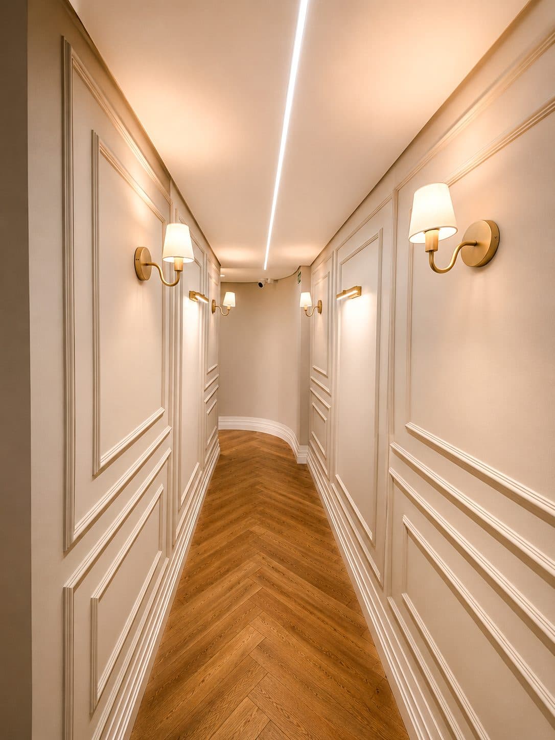 MYJOB Afonso Pena: corredor branco com boiserie e arandelas