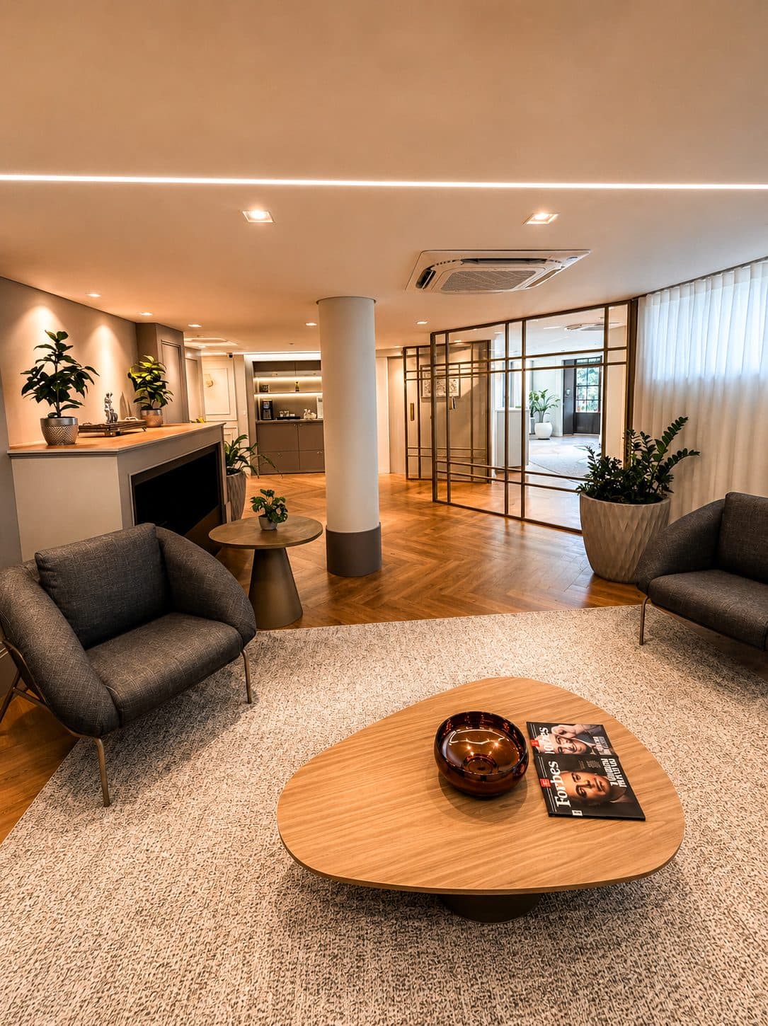 MYJOB Afonso Pena: lounge amplo com poltronas, mesa de centro e luz natural