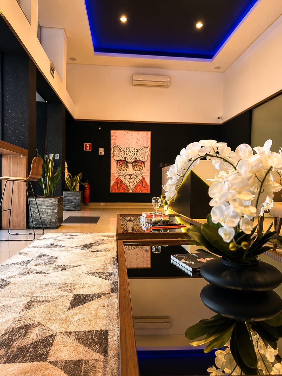 MYJOB Dourados: recepção com balcão de mármore e orquídea branca