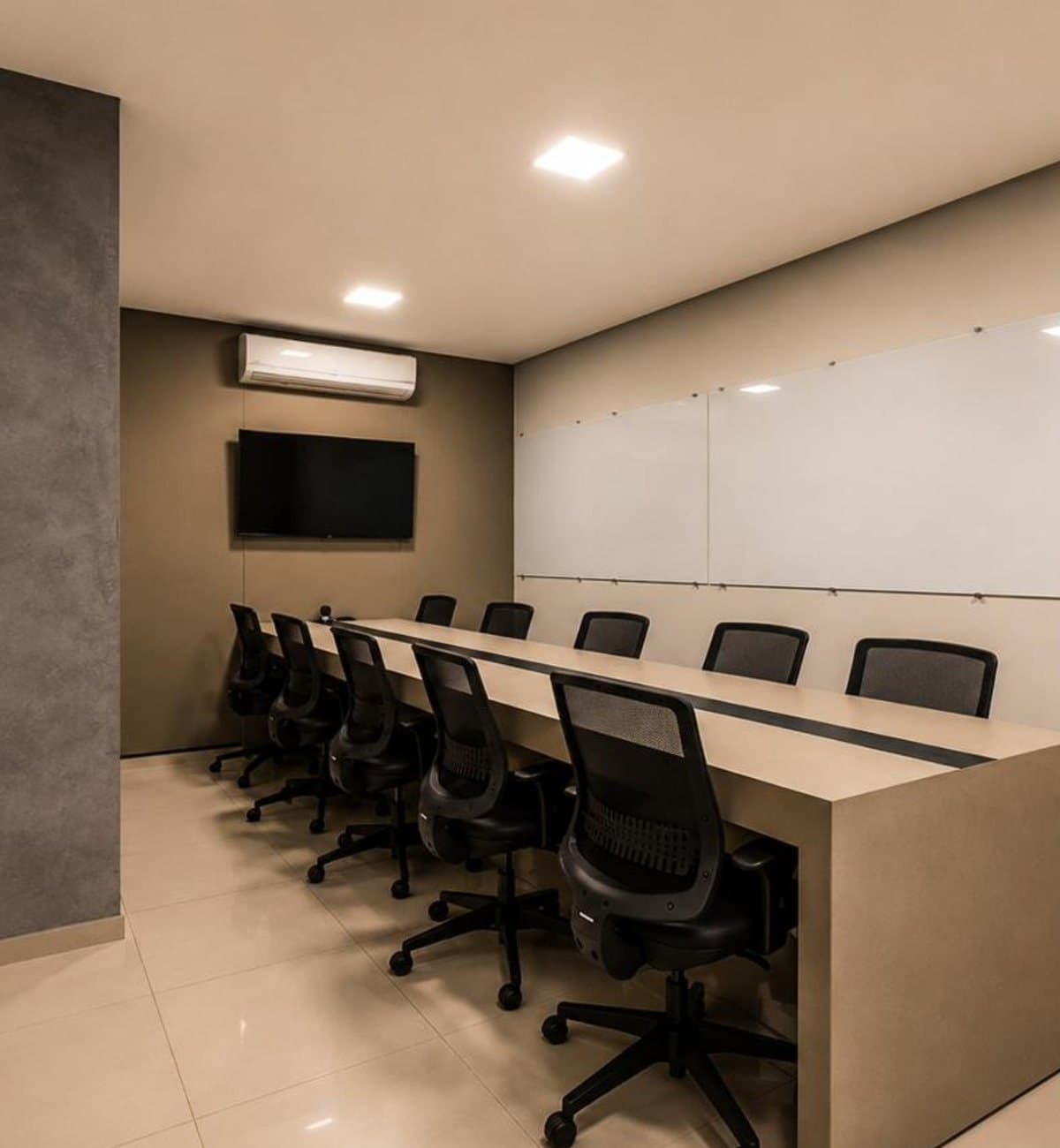 MYJOB Dourados: sala de reunião com mesa longa clara, cadeiras pretas, whiteboards de vidro e TV na parede