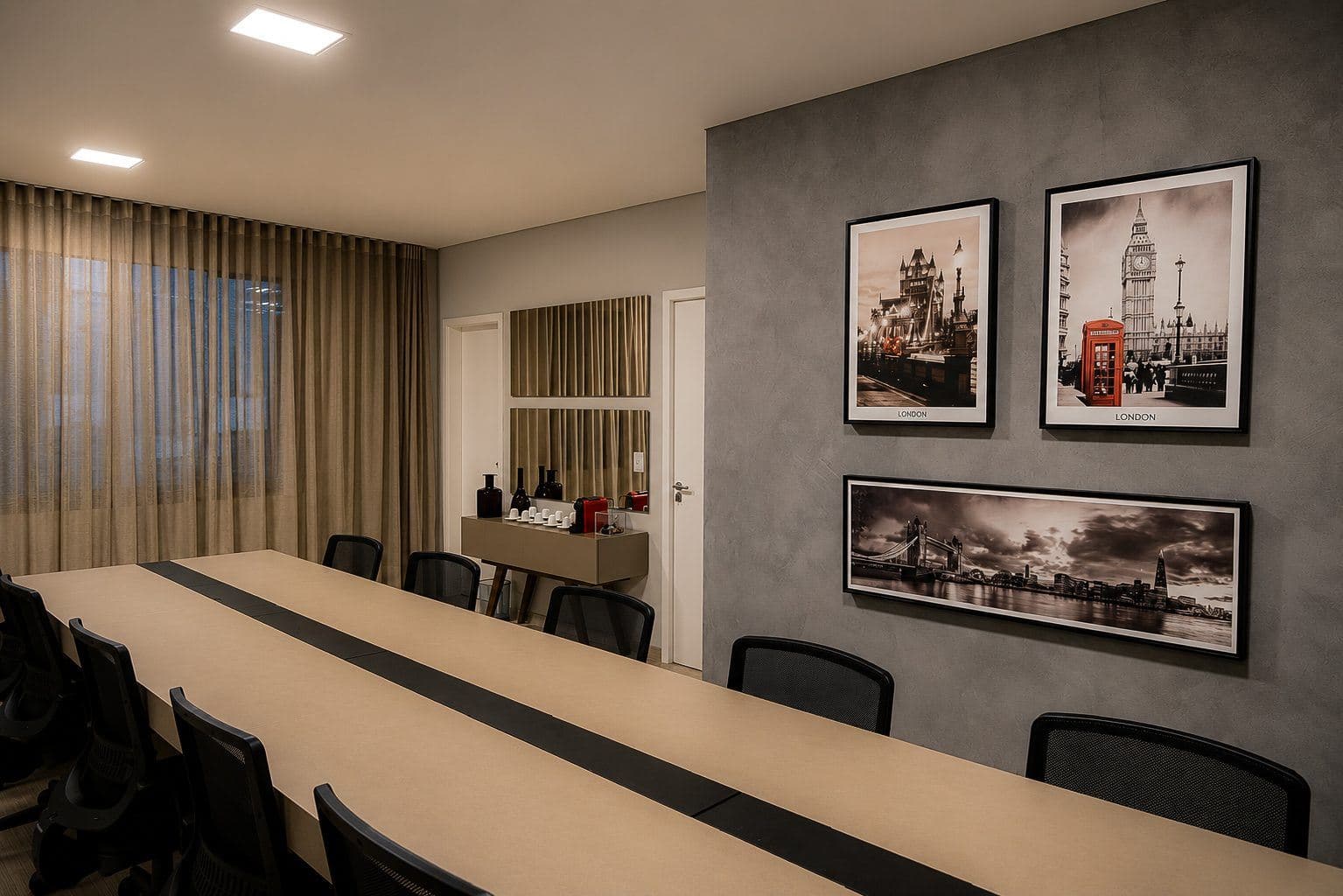MYJOB Dourados: sala de reunião com mesa longa, cadeiras pretas, cortinas, aparador de café e quadros de Londres na parede