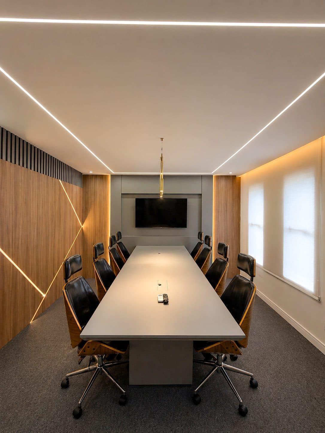 MYJOB Executive: sala de reunião alongada com mesa para dez lugares e tela